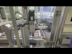 Il robot ad alta tensione della batteria al litio di immagazzinamento dell'energia sta saldando