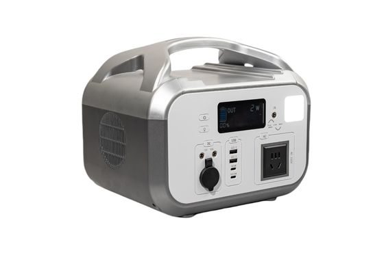 UL / CE approvato 576Wh AC Output Power Ricarica rapida entro 3 ore Stazione solare portatile con luce LED per camper